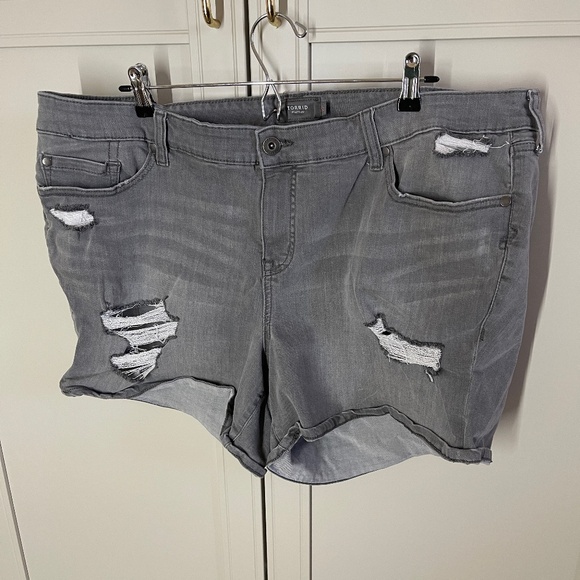 Grey Torrid Jean Shorts Size 22 - Picture 1 of 3